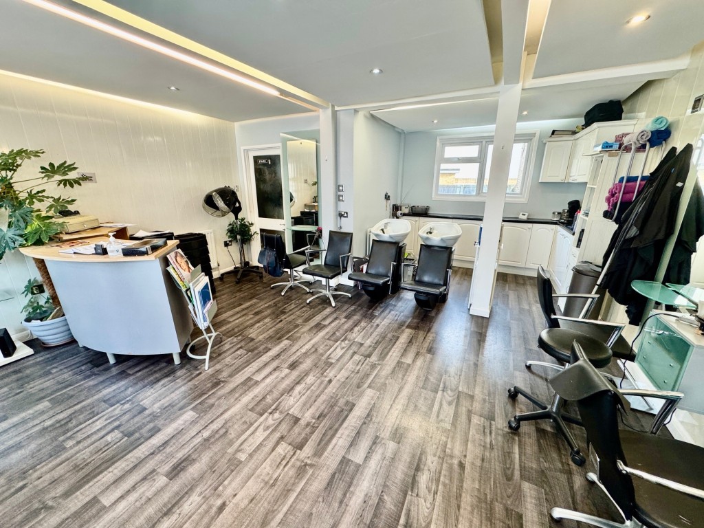 Lot: 24 - HAIRDRESSING SALON AND BEAUTY PARLOUR CLOSE TO ST JAMES RETAIL AND LEISURE PARK - Ground floor salon alternative view 2